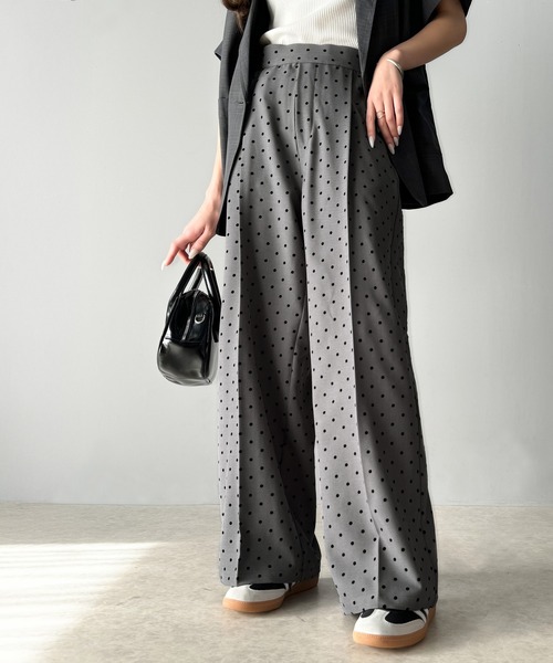 classicalelf（クラシカルエルフ）の「洗練された大人カワイイスタイル。フロッキードットワイドパンツ（セットアップ可能）（スラックス・レディース・チャコール/ブラック・X-LARGE/SMALL/MEDIUM/LARGE）」の5枚目の写真