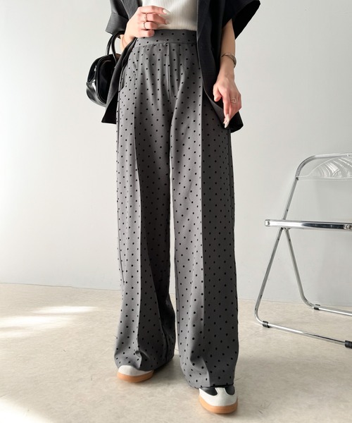 classicalelf（クラシカルエルフ）の「洗練された大人カワイイスタイル。フロッキードットワイドパンツ（セットアップ可能）（スラックス・レディース・チャコール/ブラック・X-LARGE/SMALL/MEDIUM/LARGE）」の7枚目の写真