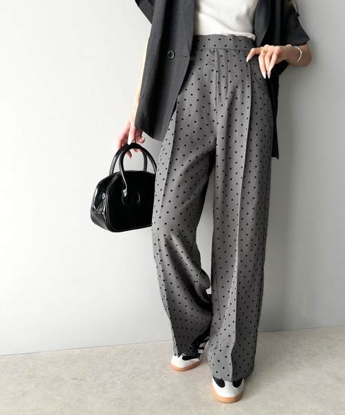 classicalelf（クラシカルエルフ）の「洗練された大人カワイイスタイル。フロッキードットワイドパンツ（セットアップ可能）（スラックス・レディース・チャコール/ブラック・X-LARGE/SMALL/MEDIUM/LARGE）」の6枚目の写真