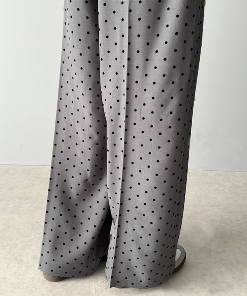 classicalelf（クラシカルエルフ）の「洗練された大人カワイイスタイル。フロッキードットワイドパンツ（セットアップ可能）（スラックス・レディース・チャコール/ブラック・X-LARGE/SMALL/MEDIUM/LARGE）」の12枚目の写真
