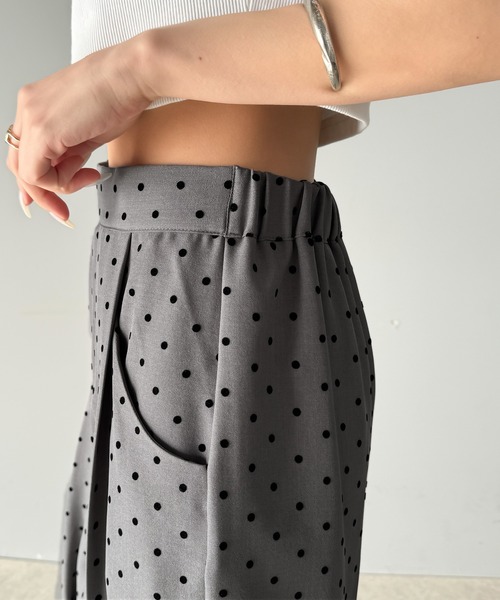 classicalelf（クラシカルエルフ）の「洗練された大人カワイイスタイル。フロッキードットワイドパンツ（セットアップ可能）（スラックス・レディース・チャコール/ブラック・X-LARGE/SMALL/MEDIUM/LARGE）」の14枚目の写真
