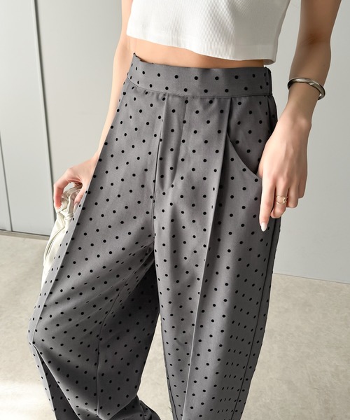classicalelf（クラシカルエルフ）の「洗練された大人カワイイスタイル。フロッキードットワイドパンツ（セットアップ可能）（スラックス・レディース・チャコール/ブラック・X-LARGE/SMALL/MEDIUM/LARGE）」の11枚目の写真