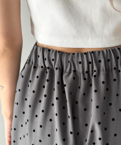 classicalelf（クラシカルエルフ）の「洗練された大人カワイイスタイル。フロッキードットワイドパンツ（セットアップ可能）（スラックス・レディース・チャコール/ブラック・X-LARGE/SMALL/MEDIUM/LARGE）」の13枚目の写真