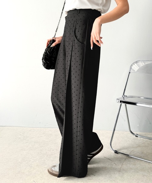 classicalelf（クラシカルエルフ）の「洗練された大人カワイイスタイル。フロッキードットワイドパンツ（セットアップ可能）（スラックス・レディース・チャコール/ブラック・X-LARGE/SMALL/MEDIUM/LARGE）」の16枚目の写真