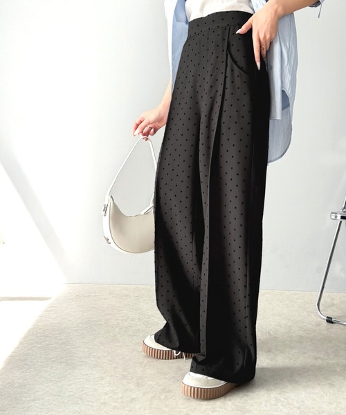 classicalelf（クラシカルエルフ）の「洗練された大人カワイイスタイル。フロッキードットワイドパンツ（セットアップ可能）（スラックス・レディース・チャコール/ブラック・X-LARGE/SMALL/MEDIUM/LARGE）」の17枚目の写真
