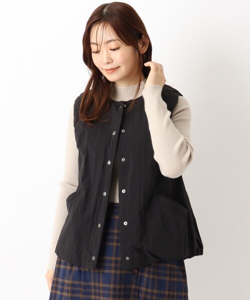 one'sterrace(ワンズテラス)の「軽量中綿 ナイロンワッシャーベスト(その他アウター・レディース・ブラック系8/ダークブラウン系8・02)」の2枚目の写真