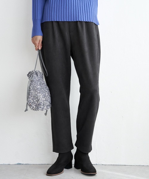 ikka(イッカ)の「GOKU楽フェイクスエードテーパードパンツ(その他パンツ・レディース・モカ/ベージュ/ブラック・L/M/S)」の2枚目の写真