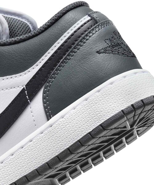 JORDAN BRAND（ジョーダンブランド）の「《親子コーデ対応商品》エア ジョーダン 1 LOW ジュニアシューズ / Air Jordan 1 Low Big Kids' Shoes 553560-152 White（スニーカー・キッズ・ホワイト系3・22.5/23/23.5/24/24.5/25）」の8枚目の写真