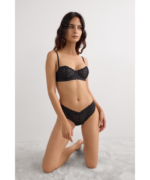 Intimissimi(インティミッシミ)の「エイティーズスタイル レース ブラジリアン【脚長効果 レース】(ショーツ・レディース・ブラック/キナリ・L/M/S)」の4枚目の写真