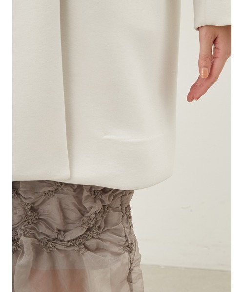 Mila Owen（ミラオーウェン）の「ノーカラーフラップポケット付きポンチコート（ノーカラーコート・レディース・グリーン/ダークネイビー/アイボリー・1/0）」の12枚目の写真