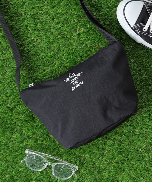 THRASHER(スラッシャー)の「THRASHER ゴンズデザインナイロンミニショルダーバッグ(ショルダーバッグ・メンズ・ブラック×ホワイト/ブルー系その他/グレー系その他・FREE)」の2枚目の写真