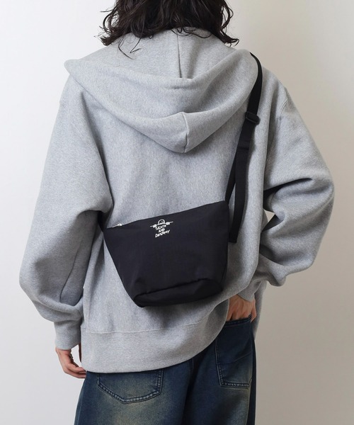 THRASHER(スラッシャー)の「THRASHER ゴンズデザインナイロンミニショルダーバッグ(ショルダーバッグ・メンズ・ブラック×ホワイト/ブルー系その他/グレー系その他・FREE)」の15枚目の写真