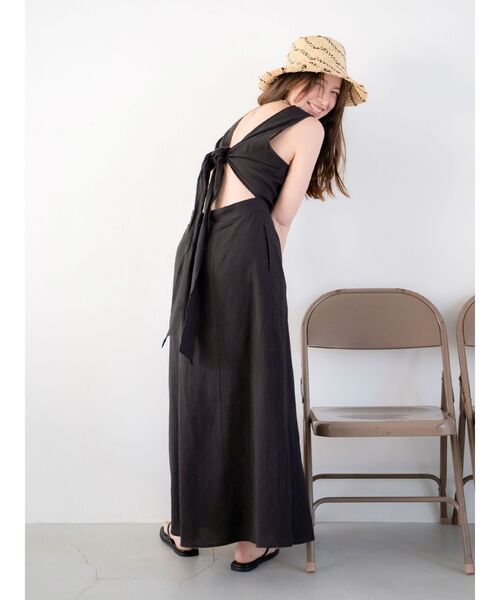 Ungrid（アングリッド）の「バックデザインノースリワンピース（ワンピース・レディース・アイボリー/ブラック/イエロー・SMALL/MEDIUM）」の7枚目の写真