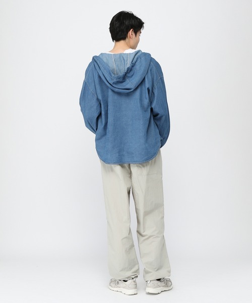 LAND MUSEUM(ランドミュージアム)の「LAND MUSEUM/フードデニムシャツ(シャツ/ブラウス・メンズ・ライトブルー/ブラック・FREE)」の5枚目の写真