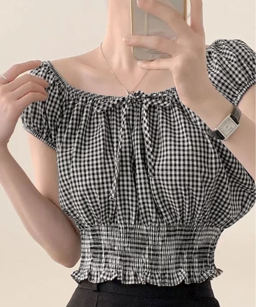 kirakiraShop(キラキラショップ)の「シャーリング オフショルダー ブラウス 半袖(シャツ/ブラウス・レディース・ブラック/ホワイト/チェック・FREE)」の3枚目の写真