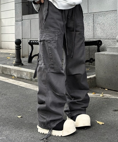 NOWLE（ノウル）の「【NOWLE】ヴィンテージライク ルーズフィット カーゴパンツ（カーゴパンツ・メンズ・グレー/ブラック/ブラウン・SMALL/X-LARGE/LARGE/MEDIUM）」の2枚目の写真