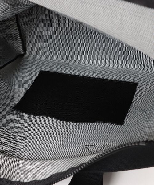 ALLSAINTS（オールセインツ）の「IZZY SPRAY M TOTE（トートバッグ・レディース・ブラック・ONE SIZE）」の4枚目の写真