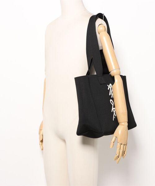 ALLSAINTS（オールセインツ）の「IZZY SPRAY M TOTE（トートバッグ・レディース・ブラック・ONE SIZE）」の5枚目の写真