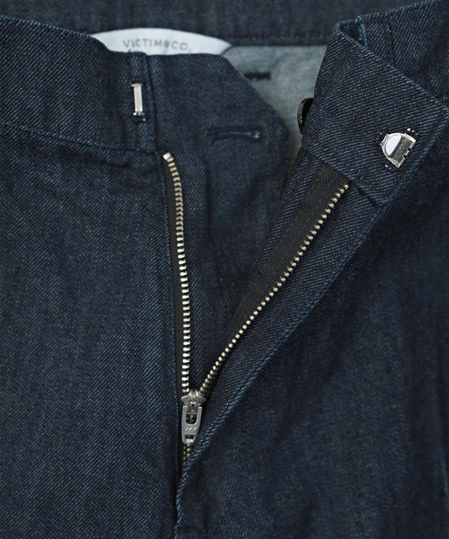 VICTIM（ヴィクティム）の「VICTIM ヴィクティム / DENIM SLACKS ライトオンステーパードデニムスラックス / VTM-25-P-001（デニムパンツ・メンズ・ライトブルー/インディゴブルー・1）」の13枚目の写真