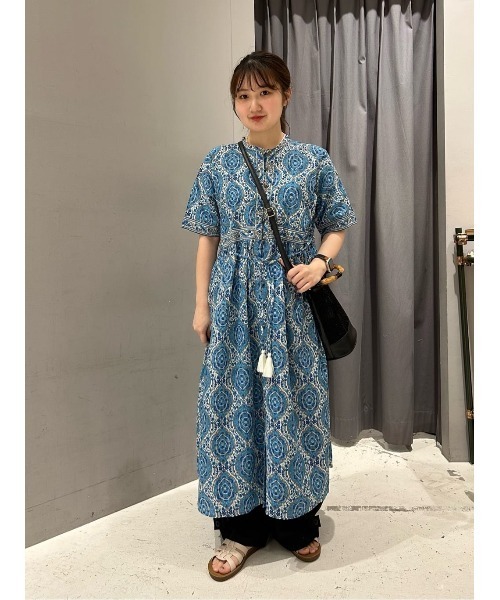 CRAFT STANDARD BOUTIQUE(クラフトスタンダードブティック)の「インド綿アラベスク柄ワンピース(ワンピース・レディース・カーキ/ブルー・FREE)」の5枚目の写真