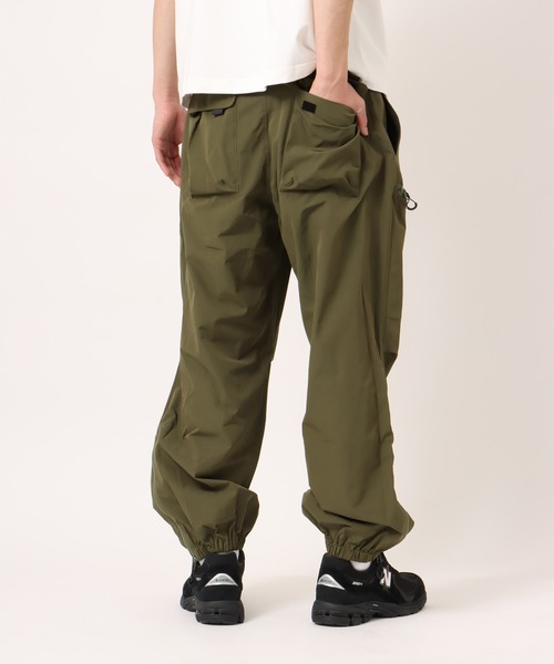 atmos（アトモス）の「atmos Performance Utility Cargo Track Pants / アトモス パフォーマンス ユーティリティ カーゴ トラック パンツ（その他パンツ・メンズ・ブラック/カーキ/ブルー・M/L/XL）」の17枚目の写真