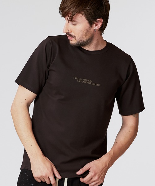 NO ID.(ノーアイディ)の「【NO ID.】Embroidery Message Crew Neck T-Shirt / エンブロイダリー メッセージ クルーネック Tシャツ(Tシャツ/カットソー・メンズ・ブラック/ブラウン/ホワイト・1/2)」の1枚目の写真