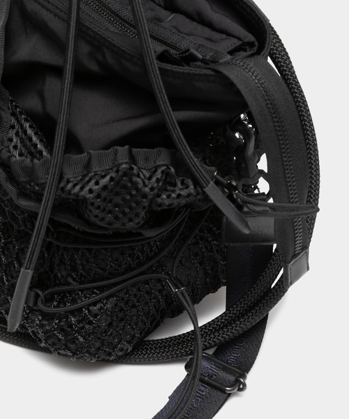 beautiful people（ビューティフルピープル）の「over engineering    hanging tote bag（ショルダーバッグ・レディース・ブラック・FREE）」の5枚目の写真