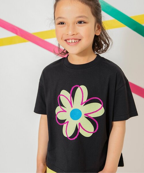 BREEZE(ブリーズ)の「【ジュニア対応】ビックフラワー刺繍Tシャツ(Tシャツ/カットソー・キッズ・ブラック/オフホワイト・80/100/110/120/130/140/150/90)」の1枚目の写真