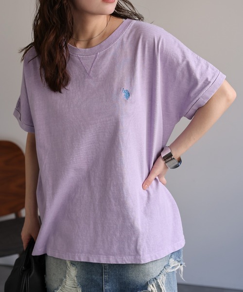 U.S. POLO ASSN.(ユーエスポロアッスン)の「【U.S.POLO ASSN./ユーエスポロアッスン】ピグメントTシャツ《動画あり》(Tシャツ/カットソー・レディース・スミクロ/パープル/ベージュ・MEDIUM/LARGE)」の1枚目の写真