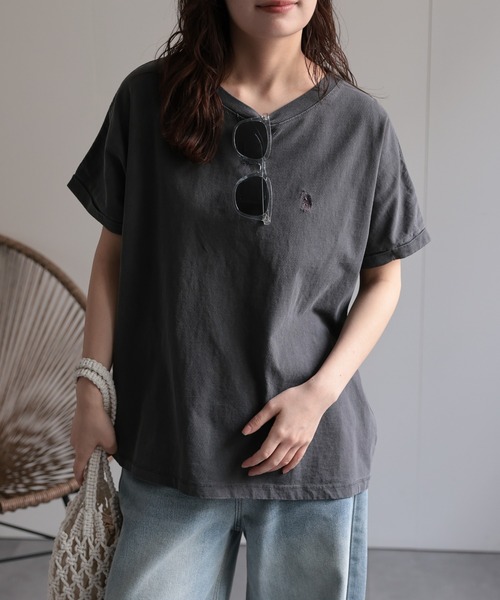 U.S. POLO ASSN.(ユーエスポロアッスン)の「【U.S.POLO ASSN./ユーエスポロアッスン】ピグメントTシャツ《動画あり》(Tシャツ/カットソー・レディース・スミクロ/パープル/ベージュ・MEDIUM/LARGE)」の2枚目の写真