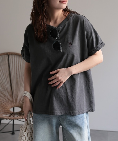 U.S. POLO ASSN.(ユーエスポロアッスン)の「【U.S.POLO ASSN./ユーエスポロアッスン】ピグメントTシャツ《動画あり》(Tシャツ/カットソー・レディース・スミクロ/パープル/ベージュ・MEDIUM/LARGE)」の4枚目の写真