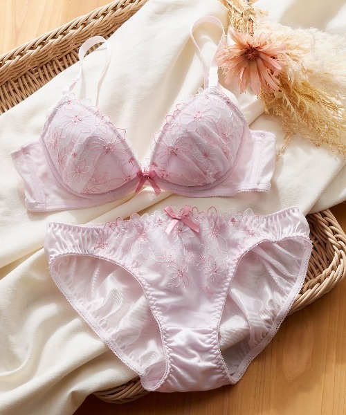 tutuanna(チュチュアンナ)の「ブリーズフルールブラ&ショーツセット(ブラ&ショーツ・レディース・ピンク/ブラック/オフホワイト/サックスブルー・A65/B70/C70/E65/F65/F70/F75/A70/A75/B75/C75/D65/D70/D75/E70/E75/C65/B65)」の4枚目の写真