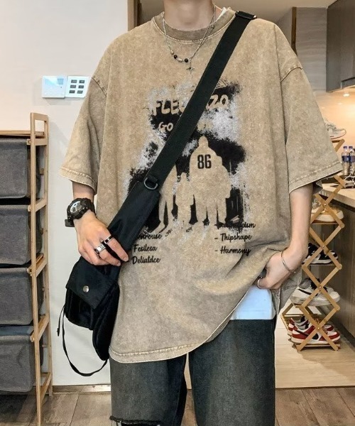 link lot(リンクロット)の「オーバーサイズ ウォッシュ加工 グラフィックTシャツ ピグメントT ナンバリング(Tシャツ/カットソー・メンズ・ベージュ/ブラック・M/L)」の3枚目の写真