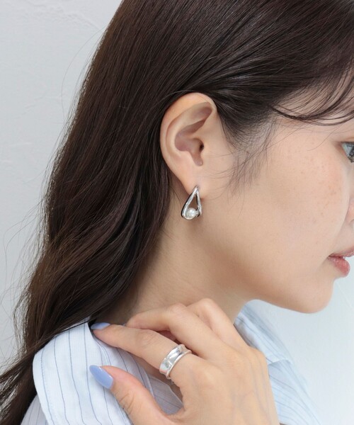 fredy emue(フレディエミュ)の「しずくメタル1パールピアス(ピアス(両耳用)・レディース・シルバー/ゴールド・FREE)」の10枚目の写真