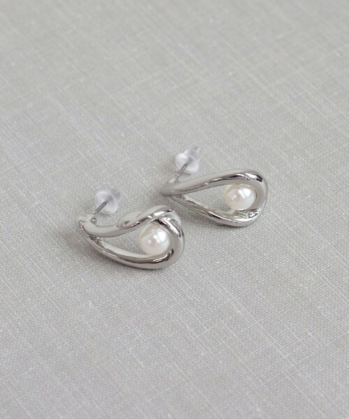 fredy emue(フレディエミュ)の「しずくメタル1パールピアス(ピアス(両耳用)・レディース・シルバー/ゴールド・FREE)」の5枚目の写真