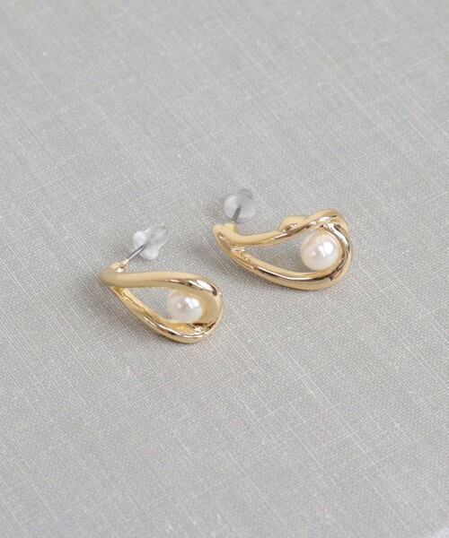fredy emue(フレディエミュ)の「しずくメタル1パールピアス(ピアス(両耳用)・レディース・シルバー/ゴールド・FREE)」の3枚目の写真