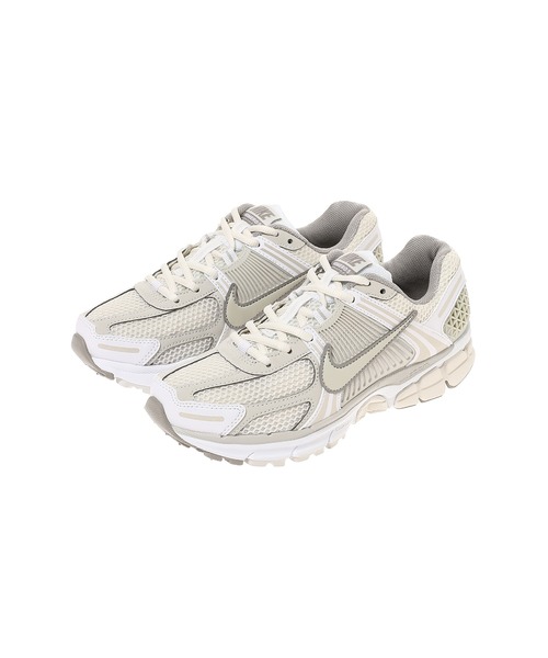 NIKE（ナイキ）の「NIKE WMNS ZOOM VOMERO 5 HQ0458-001（スニーカー・レディース・ホワイト・24㎝/23.5㎝/24.5㎝/25㎝/23㎝）」の2枚目の写真