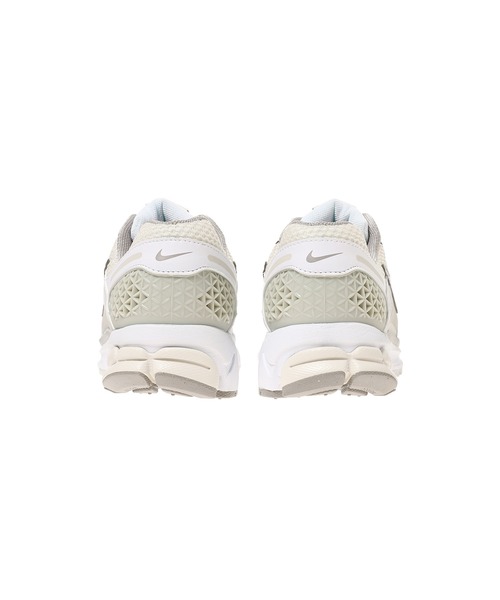 NIKE（ナイキ）の「NIKE WMNS ZOOM VOMERO 5 HQ0458-001（スニーカー・レディース・ホワイト・24㎝/23.5㎝/24.5㎝/25㎝/23㎝）」の6枚目の写真