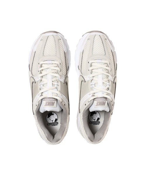 NIKE（ナイキ）の「NIKE WMNS ZOOM VOMERO 5 HQ0458-001（スニーカー・レディース・ホワイト・24㎝/23.5㎝/24.5㎝/25㎝/23㎝）」の5枚目の写真