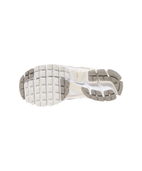 NIKE（ナイキ）の「NIKE WMNS ZOOM VOMERO 5 HQ0458-001（スニーカー・レディース・ホワイト・24㎝/23.5㎝/24.5㎝/25㎝/23㎝）」の4枚目の写真