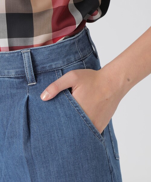 BLUE LABEL CRESTBRIDGE(ブルーレーベルクレストブリッジ)の「ライトデニムワイドパンツ(デニムパンツ・レディース・ネイビー/ブルー系その他4・40/38/36/34)」の8枚目の写真