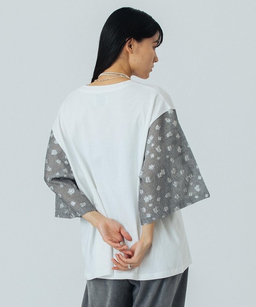 OKIRAKU（オキラク）の「(OKIRAKU×ROSEBUD)FLOWER SLEEVE GRAPHIC TOP（Tシャツ/カットソー・レディース・ホワイト/グレー・ONE SIZE）」の4枚目の写真