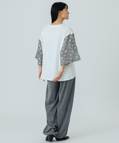 OKIRAKU（オキラク）の「(OKIRAKU×ROSEBUD)FLOWER SLEEVE GRAPHIC TOP（Tシャツ/カットソー・レディース・ホワイト/グレー・ONE SIZE）」の13枚目の写真