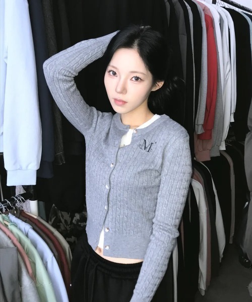 MUCENT（ムセント）の「【MUCENT】ブランド直輸入正規品/アディアン ボタン クロップド ニット カーディガン ADIAN BUTTON CROP KNIT CARDIGAN（カーディガン/ボレロ・レディース・グレー・FREE）」の4枚目の写真