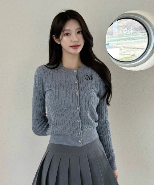 MUCENT（ムセント）の「【MUCENT】ブランド直輸入正規品/アディアン ボタン クロップド ニット カーディガン ADIAN BUTTON CROP KNIT CARDIGAN（カーディガン/ボレロ・レディース・グレー・FREE）」の9枚目の写真