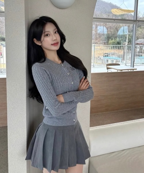 MUCENT（ムセント）の「【MUCENT】ブランド直輸入正規品/アディアン ボタン クロップド ニット カーディガン ADIAN BUTTON CROP KNIT CARDIGAN（カーディガン/ボレロ・レディース・グレー・FREE）」の6枚目の写真