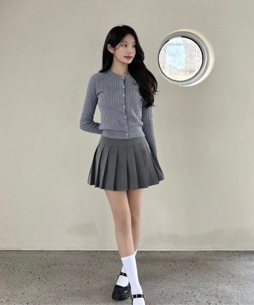 MUCENT（ムセント）の「【MUCENT】ブランド直輸入正規品/アディアン ボタン クロップド ニット カーディガン ADIAN BUTTON CROP KNIT CARDIGAN（カーディガン/ボレロ・レディース・グレー・FREE）」の3枚目の写真