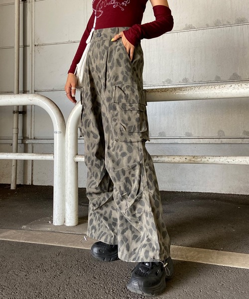 non-hedge(ノンヘッジ)の「ヒョウ柄ワイドパンツ(デニムパンツ・レディース・チャコールグレー・M/S)」の6枚目の写真