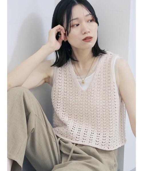 Samansa Mos2 blue（サマンサモスモスブルー）の「テープヤーン透かしニットベスト（ニット/セーター・レディース・ブラウン/キナリ/チャコールグレー・F）」の2枚目の写真