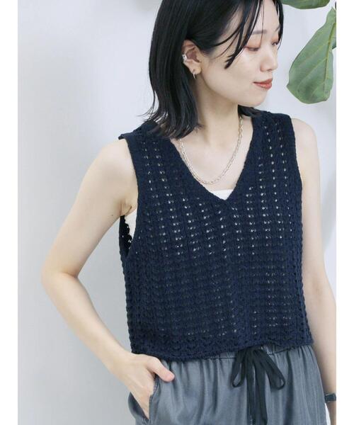 Samansa Mos2 blue（サマンサモスモスブルー）の「テープヤーン透かしニットベスト（ニット/セーター・レディース・ブラウン/キナリ/チャコールグレー・F）」の4枚目の写真